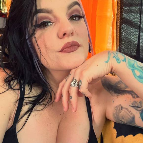 Profile Picture of Narcissa Bones (@narcissabones) on Poshmark