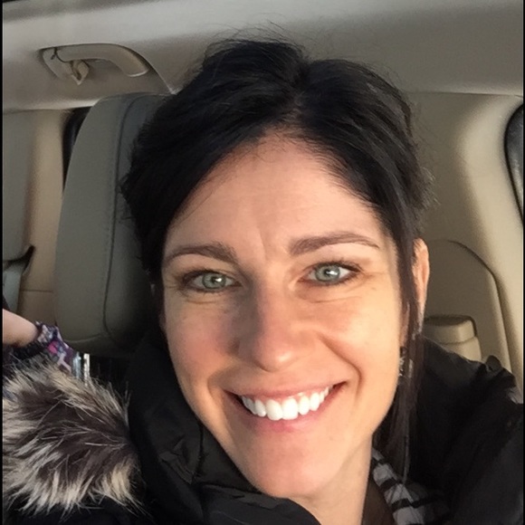 Profile Picture of Lisa Paradis (@skhlsp) on Poshmark