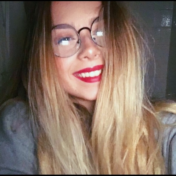 Profile Picture of Amaris Aszmann (@amariselaine) on Poshmark