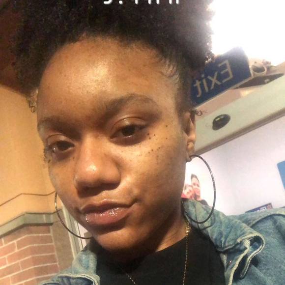 Profile Picture of Veronica James (@v121297) on Poshmark