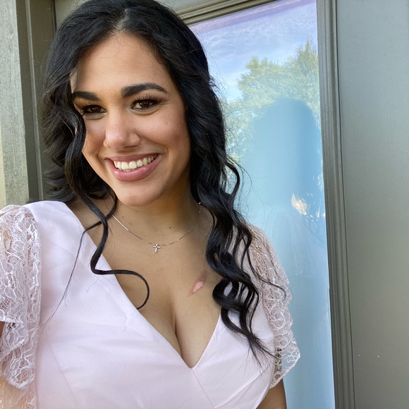 Profile Picture of Stephanee Roberts (@stephaneegr12) on Poshmark