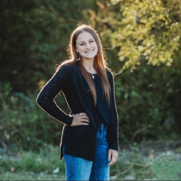 Profile Picture of Bailey Harter (@bailey_harter) on Poshmark