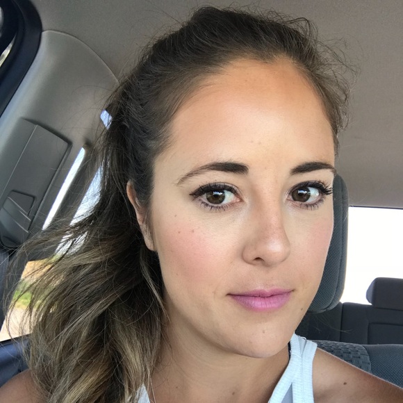 Profile Picture of Hilary Eskelson (@hilesk) on Poshmark