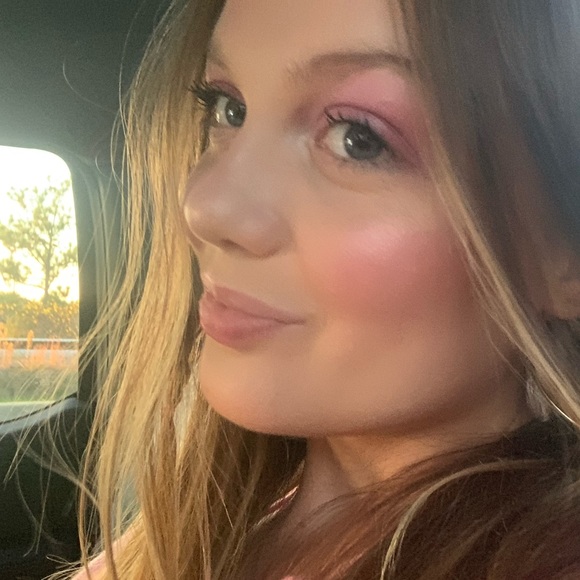Profile Picture of Bella Tobolski (@bellatobolski) on Poshmark