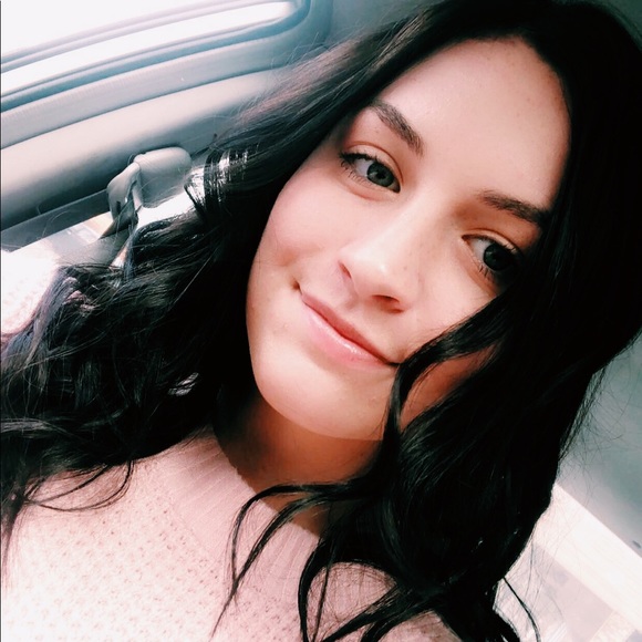 Profile Picture of Maya Wolf (@mwolf98) on Poshmark