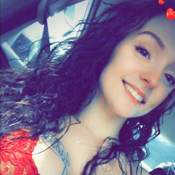 Profile Picture of Alexandra Pons (@alexandra_pons) on Poshmark