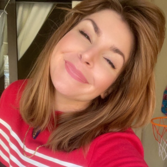 Profile Picture of Arielle Gillies (@ariellegillies) on Poshmark