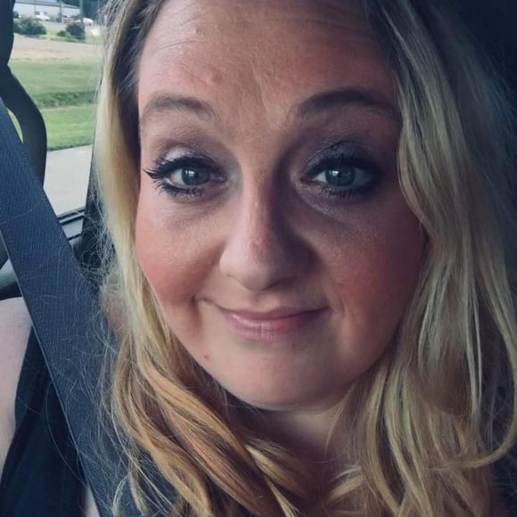 Profile Picture of Lizabeth Beddington (@lizabethsmith39) on Poshmark