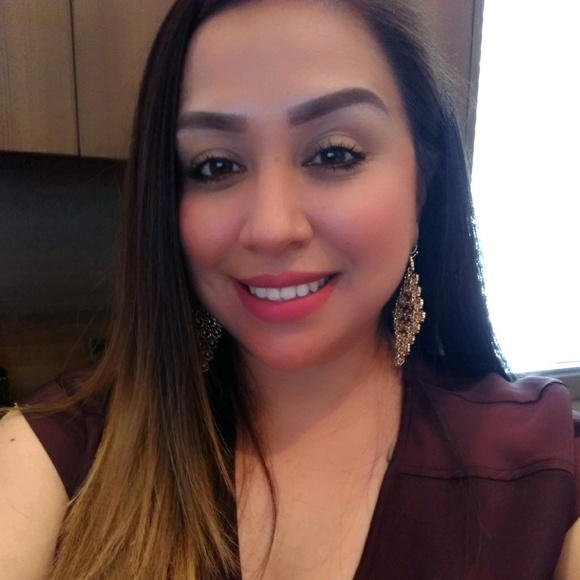Profile Picture of Erica Hernandez (@mrs_hernandez83) on Poshmark