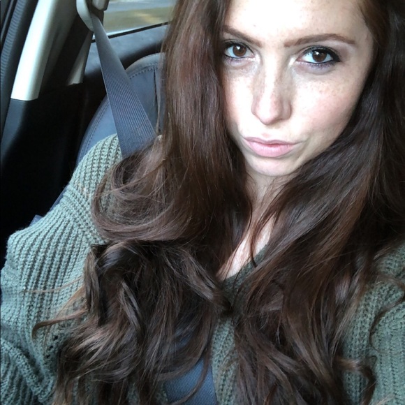Profile Picture of Alyssa Fowler (@alyssnfowler16) on Poshmark