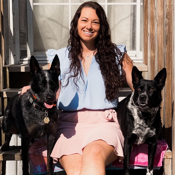 Profile Picture of Dani Oates (@danioates) on Poshmark