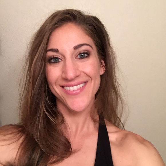 Sarah Yonan - Poshmark Profile Picture of Sarah Yonan (@syonan3) on Poshmark