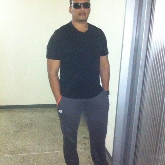 Profile Picture of Edwin Fermin (@edwinfermin364) on Poshmark