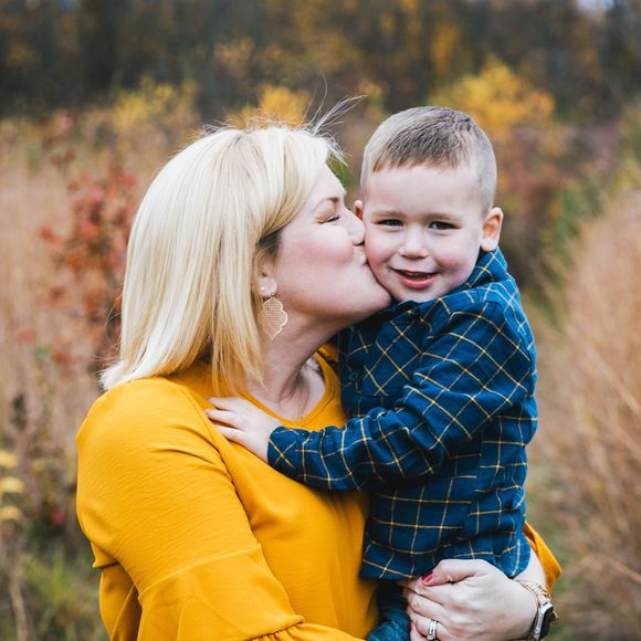 Profile Picture of Annie Hichens (@annie41183) on Poshmark