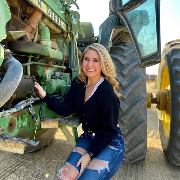 Profile Picture of Lydia Prien (@lydiantina) on Poshmark