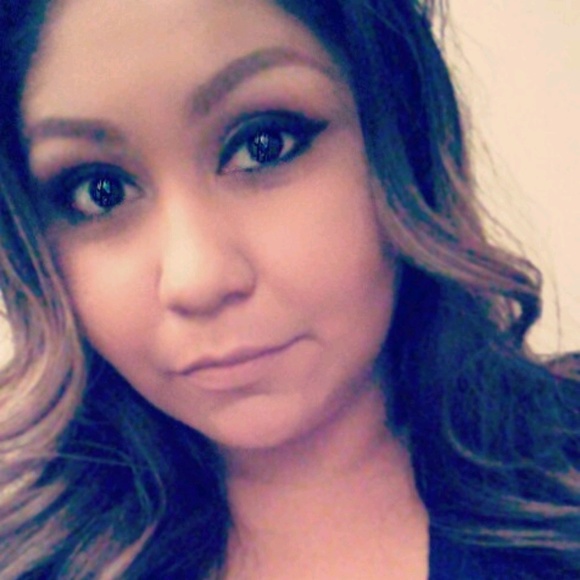 Profile Picture of Lori Zamora (@lori480) on Poshmark