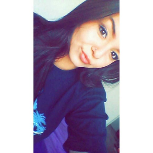 Profile Picture of Arianna Fierros (@arianna_fierros) on Poshmark