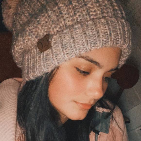 Profile Picture of Tamara Ayala (@valeska90) on Poshmark