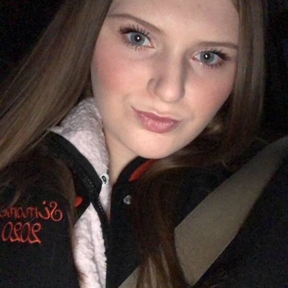 Profile Picture of Simone Thompson (@simone9235) on Poshmark