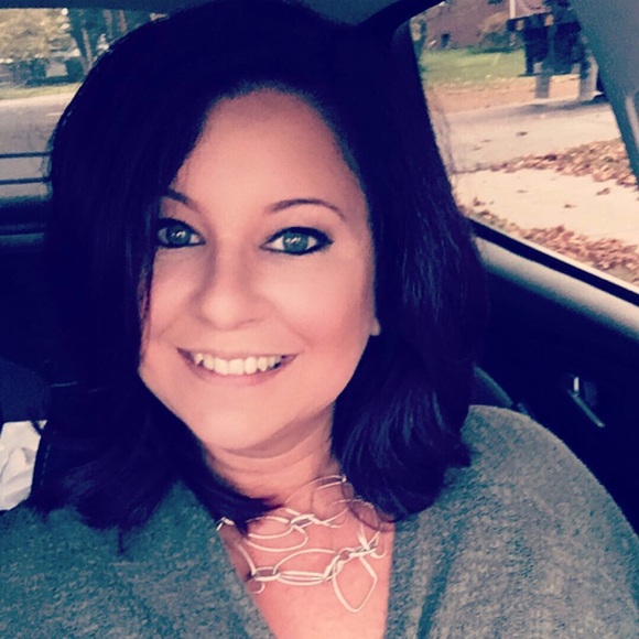 Profile Picture of Amy Curll (@amyec03) on Poshmark