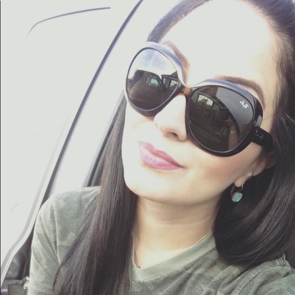 Profile Picture of Leia Lopez (@lejuicyme) on Poshmark