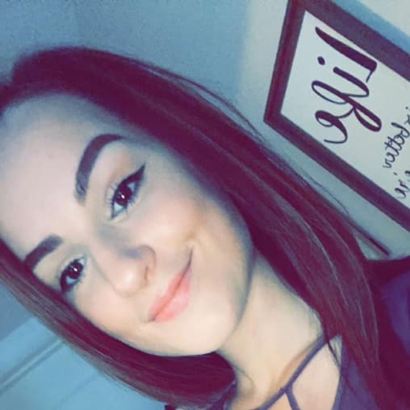 Carlie Claussen - Poshmark Profile Picture of Carlie Claussen (@carlieq29) on Poshmark