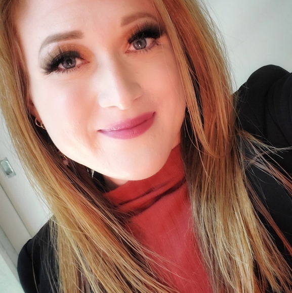 Profile Picture of Samantha Edgerton (@edgertonsm) on Poshmark