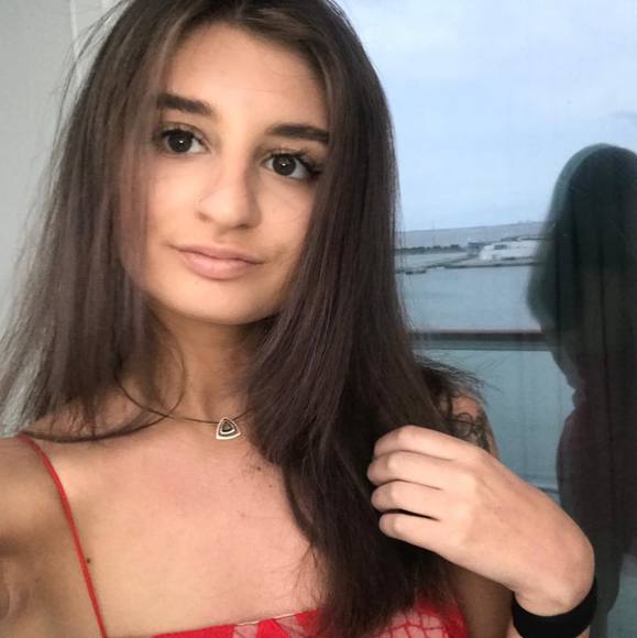 Profile Picture of Danielle Harper (@danielleharperr) on Poshmark