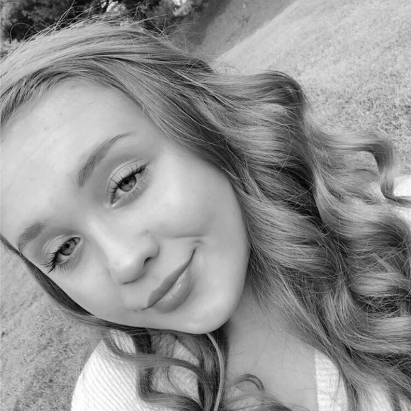 Profile Picture of Liv Caporaletti (@livcaporaletti) on Poshmark