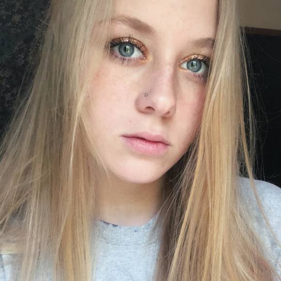 Profile Picture of Elysia Shampine (@elysiashampine) on Poshmark
