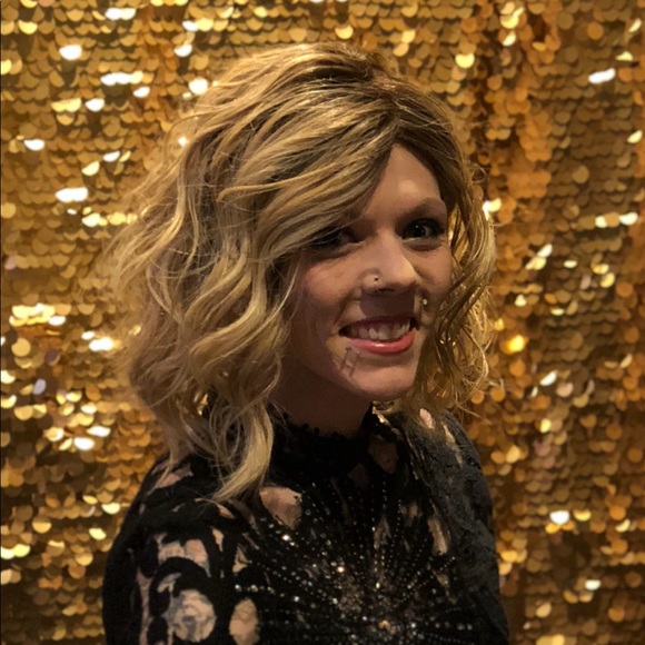 Profile Picture of Hallie Pearson (@halliepearson) on Poshmark