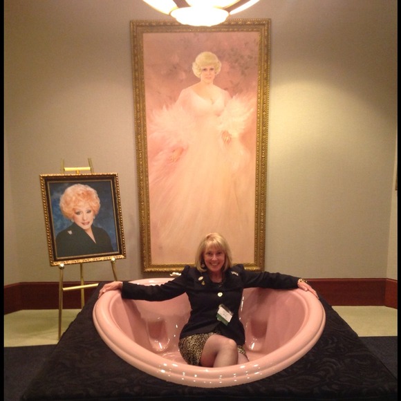 Profile Picture of Linda Vaneckoute (@lvaneckoute) on Poshmark