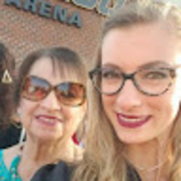 Profile Picture of Lauren Vonseelen (@laurenvonseelen) on Poshmark