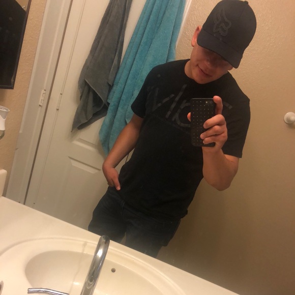 Profile Picture of Robert Paez (@paezz) on Poshmark