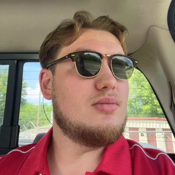 Profile Picture of Robert Berman (@robert_berman) on Poshmark