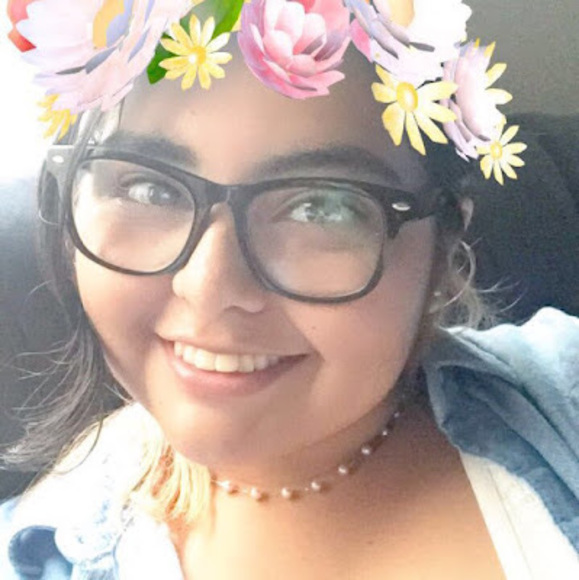 Profile Picture of Maxine Alvarez (@maxine_alvarez) on Poshmark