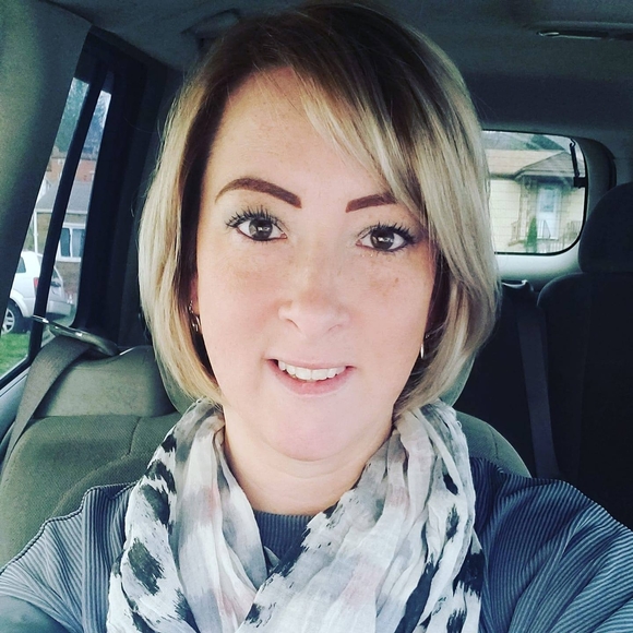 Profile Picture of Carrie geiger Koenig (@beekoenig) on Poshmark