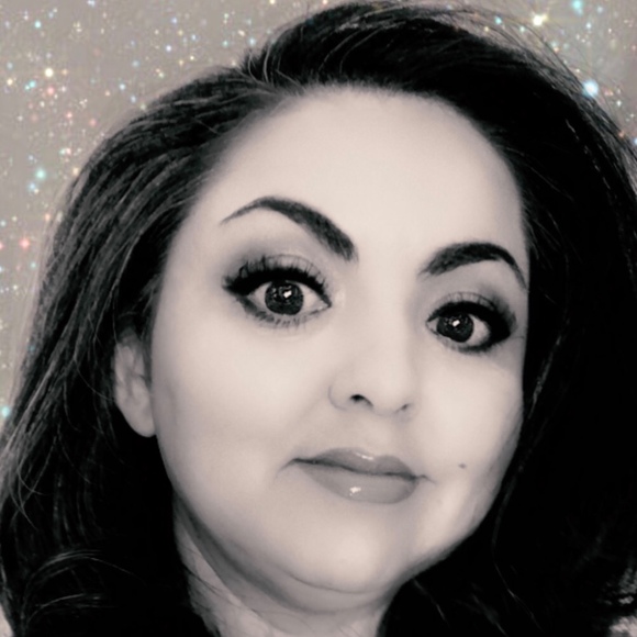 Profile Picture of Lorena Williams (@lorenaowilliams) on Poshmark