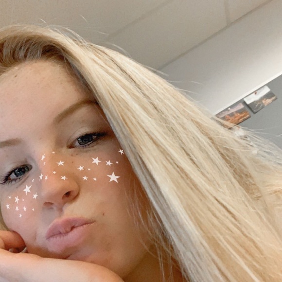 Profile Picture of Megham Hoblitzelle (@mhoblitzelle) on Poshmark