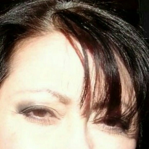 Profile Picture of Yiling Vandaveer (@lilfeller) on Poshmark