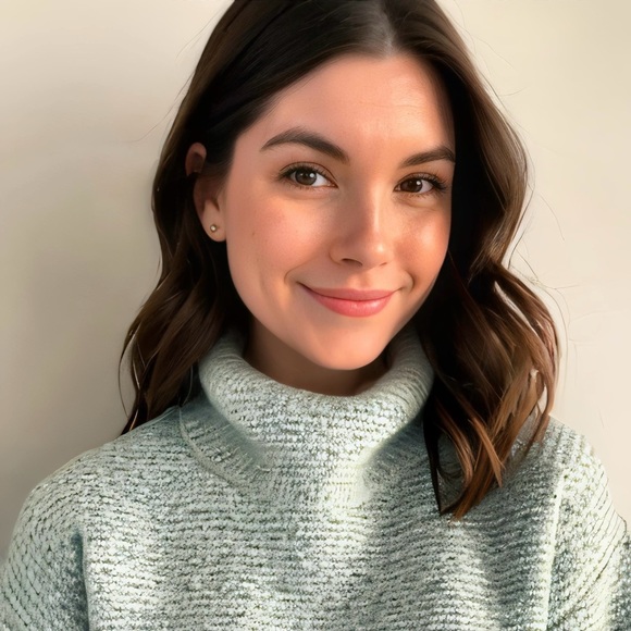 Profile Picture of Lora Titus (@luna_and_main) on Poshmark