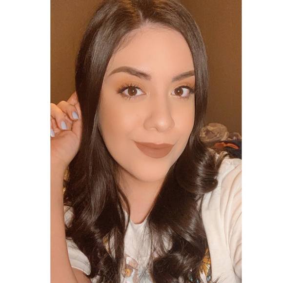 Profile Picture of Bertha Flores (@berthaaf) on Poshmark