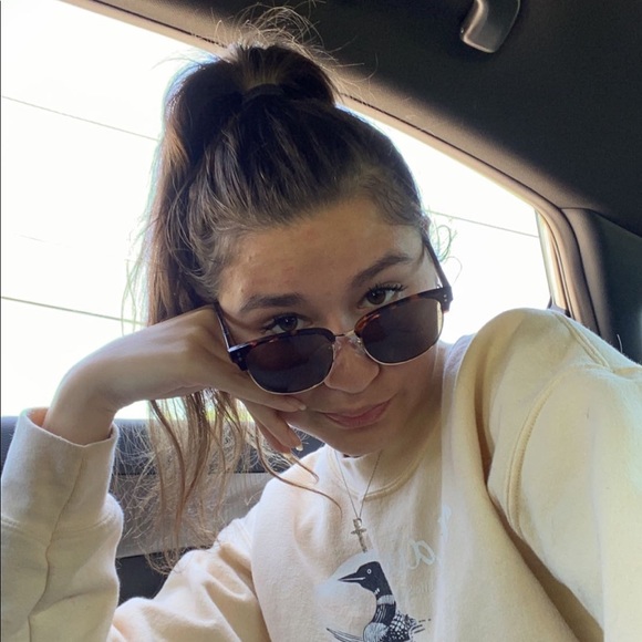 Profile Picture of Julianna Hanesworth (@j_hanesworth) on Poshmark