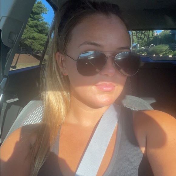 Profile Picture of Alleigh Baxter (@alleighbaxter) on Poshmark