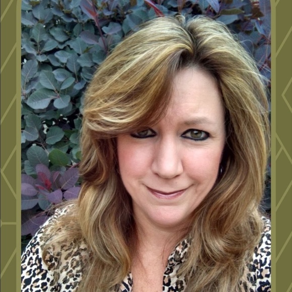 Profile Picture of Tracy Sharpe (@sharpeminds) on Poshmark
