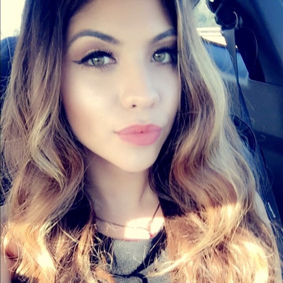 Profile Picture of Alondra Alvarez (@alondraxoxo1) on Poshmark