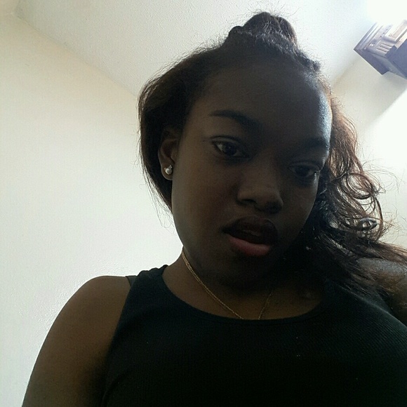 Profile Picture of Oneisha Moncrieffe (@nishable) on Poshmark