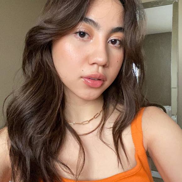 Profile Picture of Kristine Hagus (@kristineeeeee__) on Poshmark