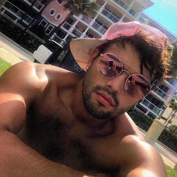 Profile Picture of Alex Quiroz (@aleksqp1218) on Poshmark