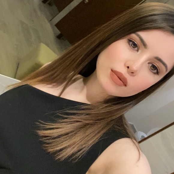 Profile Picture of Vanessa Cavazos (@vanessacavaz532) on Poshmark